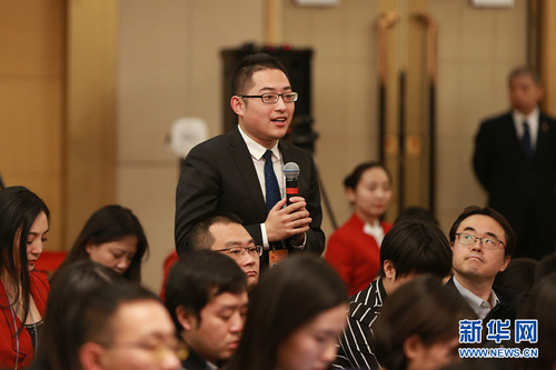 图为中央电视台记者提问。