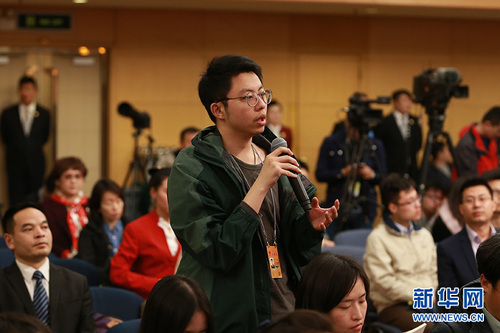图为北京青年报记者提问。