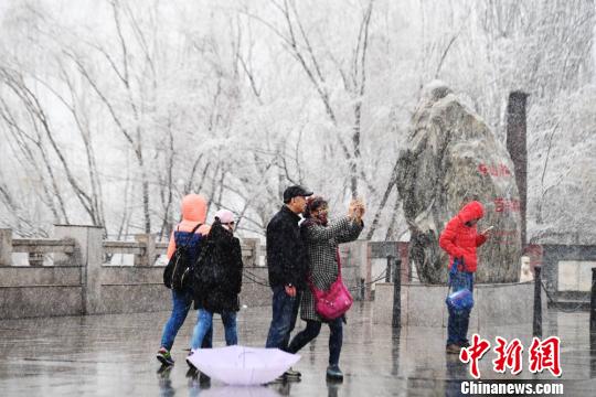 图为当地民众在黄河风情线上嬉戏玩耍。　杨艳敏 摄