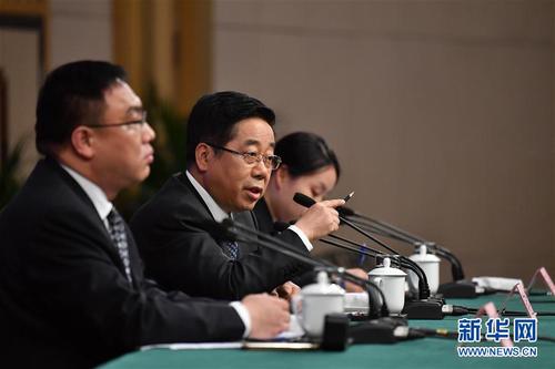 这是陈宝生(中)回答记者提问新华社记者 李鑫 摄 这是陈宝生(中)回答记者提问新华社记者 李鑫 摄