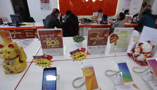 中国联通的各式套餐让人眼花迷乱。记者屠知力摄