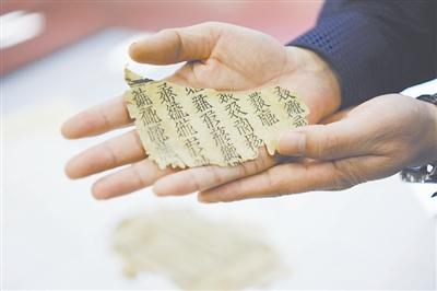 揭古籍修复师的日常:耐得住寂寞 每天都如履薄冰 揭古籍修复师的日常:耐得住寂寞 每天都如履薄冰