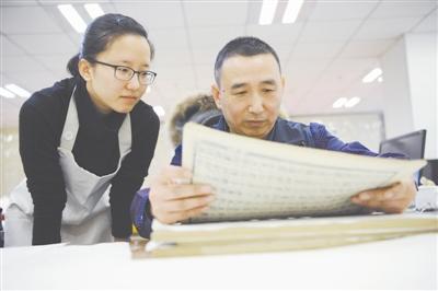 揭古籍修复师的日常:耐得住寂寞 每天都如履薄冰 揭古籍修复师的日常:耐得住寂寞 每天都如履薄冰