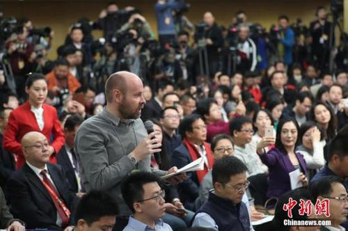资料图 一名外国记者在现场提问。<a target='_blank' href='http://www.chinanews.com/'>中新社</a>记者 泱波 摄