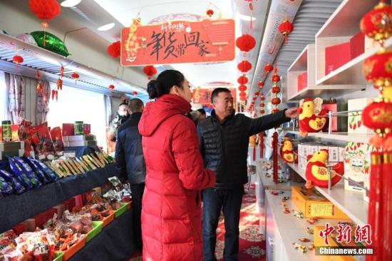 资料图：旅客选购自己满意的年货产品。<a target='_blank' href='http://www.chinanews.com/'>中新社</a>记者 杨艳敏 摄