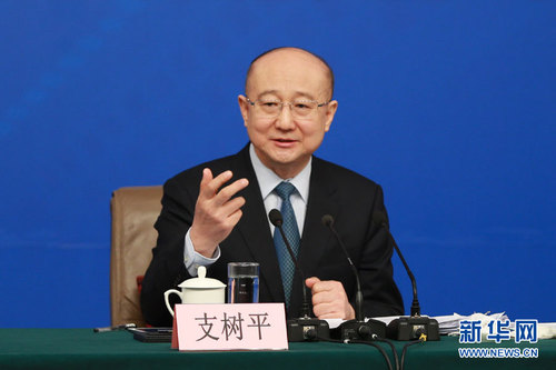 图为国家质检总局局长支树平回答记者提问。