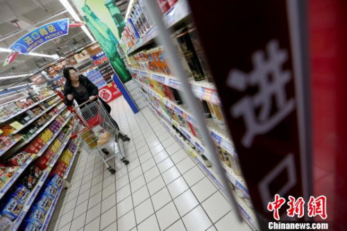 资料图：山西太原，民众在超市选购进口商品?！≌旁?摄