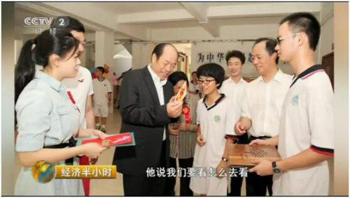 杨国强亲切地与国华学子在一起/视频截图 点击进入下一页