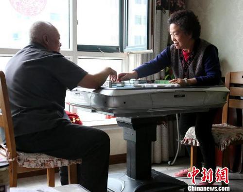 老夫妻相濡以沫46载控制病情坚持打二人麻将