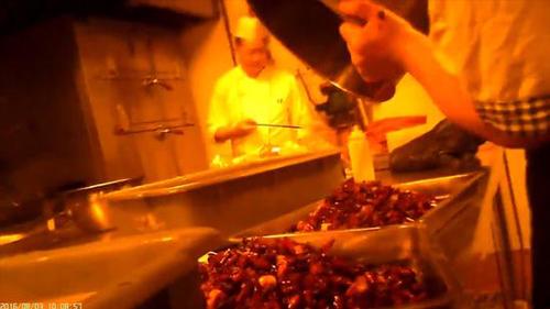 媒体曝俏江南黑厨内幕:扫把洗锅 臭鱼冒充活桂鱼