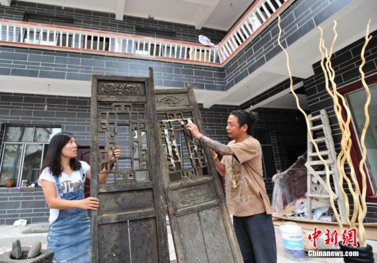 资料图：“辞职看世界”女教师顾少强与丈夫在成都开客栈。安源 摄