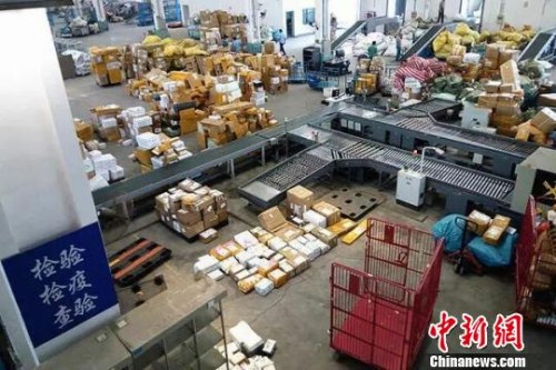 资料图： 当下，“海淘”市场已成为各路电商的主打战场，跨境邮寄物呈现爆发性增长态势，平均增幅达60%。芊烨 摄
