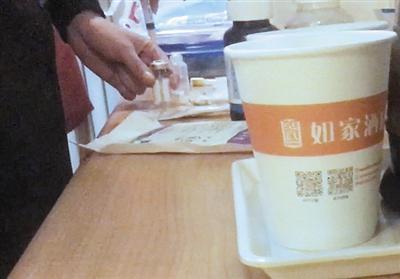 3月11日，六里桥一快捷酒店客房内，“医生”拿着注射器，正在为打瘦脸针顾客配药。