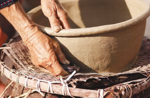 黎族阿婆传承千年烧土陶技艺 传女不传男的制陶工艺 图片版权归原作者所有