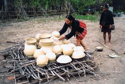 黎族阿婆传承千年烧土陶技艺 传女不传男的制陶工艺 图片版权归原作者所有