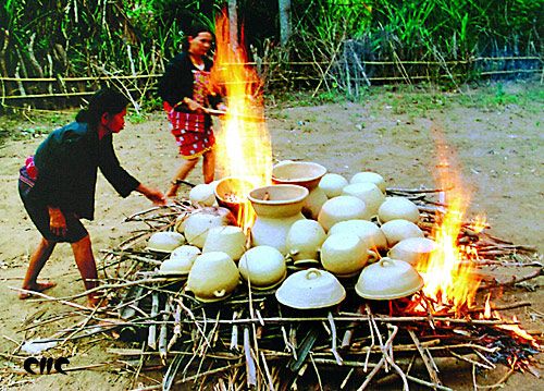 黎族阿婆传承千年烧土陶技艺 传女不传男的制陶工艺 图片版权归原作者所有