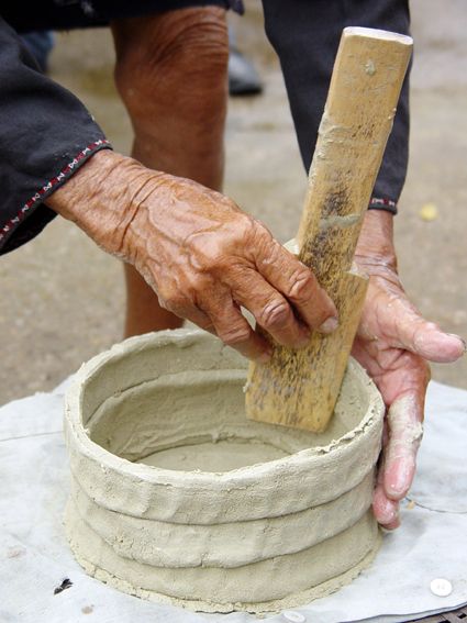 黎族阿婆传承千年烧土陶技艺 传女不传男的制陶工艺 图片版权归原作者所有
