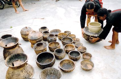 黎族阿婆传承千年烧土陶技艺 传女不传男的制陶工艺 图片版权归原作者所有