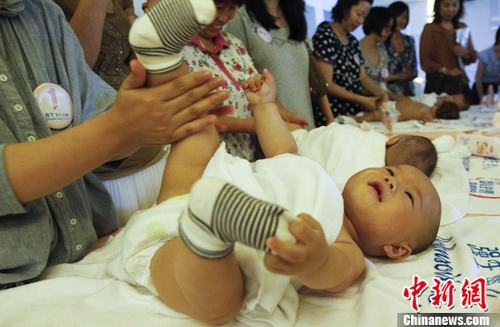 月嫂培训(资料图)。中新社发 汤彦俊 摄