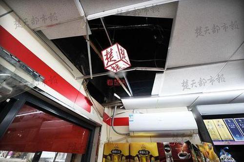 超市天花板里竟藏着大活人 小偷多次“从天而降”