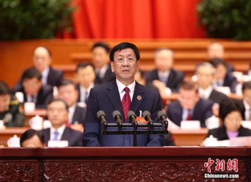 3月12日，十二届全国人大五次会议在北京人民大会堂举行第三次全体会议，最高人民检察院检察长曹建明作最高人民检察院工作报告。 中新社记者 刘震 摄