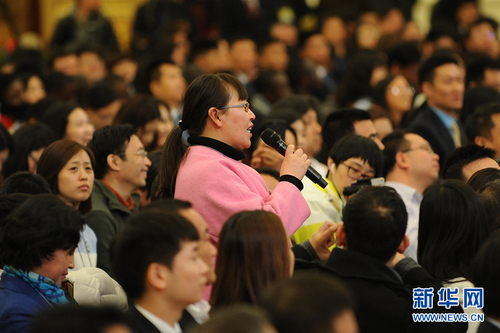 图为新京报记者提问。