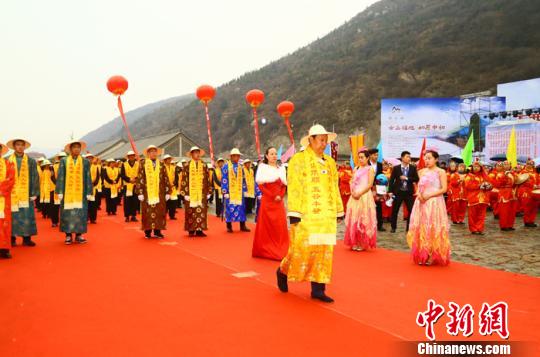 山西临汾一位煤老板转型旅游产业，身穿古装和游客互动?！±钚滤?摄