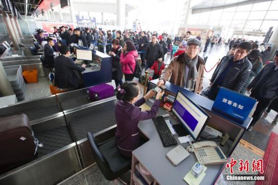 资料图：1月13日，山西太原，民众在办理托运行李。 张云 摄