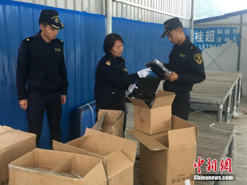 资料图：情人节将至 南宁海关查获千余件假“香奈儿”。钟欣 摄