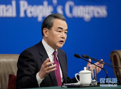 王毅在回答记者提问。