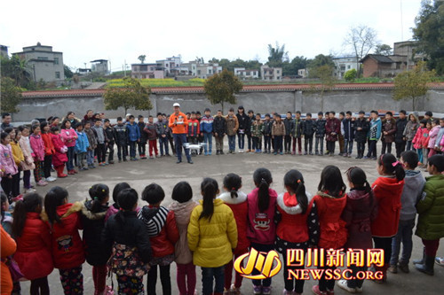 志愿者为同学们演示无人机 点击进入下一页