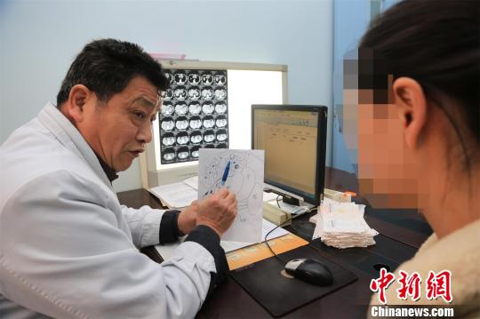 聂继光通过绘图方式向患者讲解病情 龚波 摄 聂继光通过绘图方式向患者讲解病情 龚波 摄