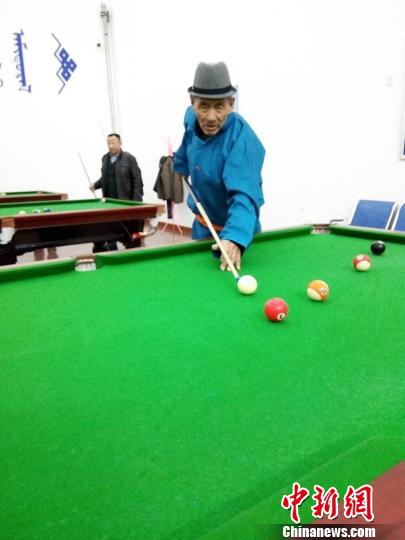内蒙古牧民的幸福生活:放下套马杆、拿起台球杆