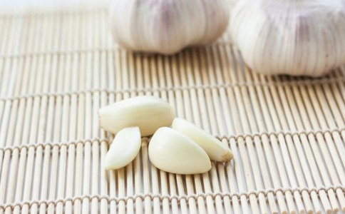 长期干咳吃什么才好 推荐4种食疗偏方 干咳吃什么好 干咳有什么食疗方法 哪些偏方可以治疗干咳