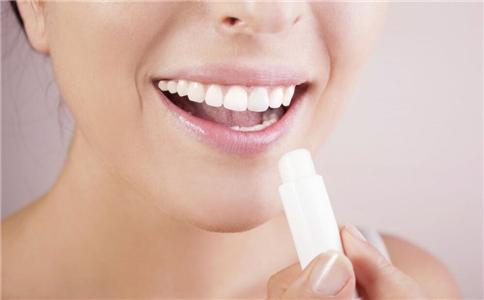 春季护唇小妙招 唇色可人更滋润 春季如何护唇 春季护唇有哪些方法 护唇的方法是什么