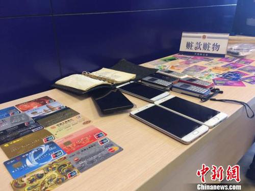 警方展示缴获的作案工具?！∷瘟⒊?摄