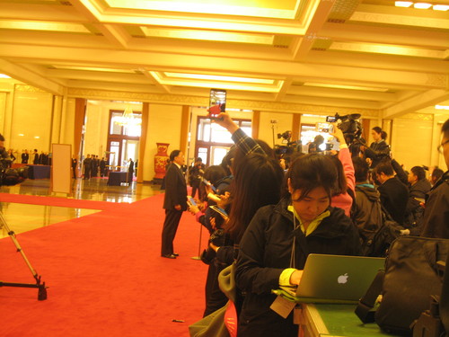 1、国家住建部部长陈政高是2017年3月15日”部长通道“中第一位走来的共和国部长。图为他在认真回答记者们提出的棚改货币化安置问题。人民政协网记者  张春莉摄