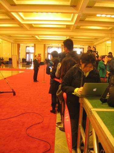 2、人民大会堂北大门内长达百余米的”部长通道“成为全国两会新闻大战的宝地。人民政协网记者  张春莉摄