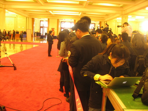 3、国家气象局局长刘雅鸣是2017年全国两会“部长通道”中最后一位接受记者提问的共和国部长。 人民政协网记者  张春莉摄