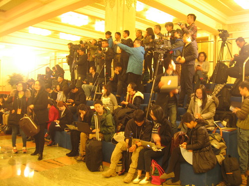 4、认真“备战”，等待部长们的到来。人民政协网记者  张春莉摄