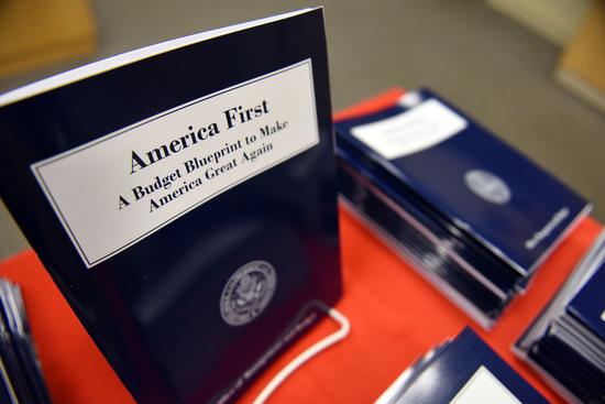  这是3月16日在美国首都华盛顿拍摄的2018财年联邦政府预算纲要报告。 （新华社记者殷博古摄）