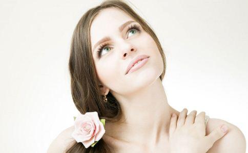 颈纹又多又深怎么办 赶走颈纹试试这5招 颈纹多怎么办 如何去除颈纹 去除颈纹的方法