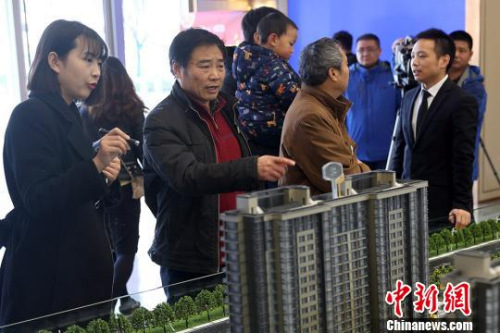 资料图：市民在一家楼盘内咨询?！°蟛?摄