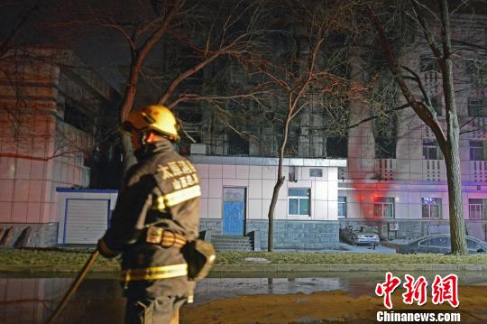 消防员在事故现场灭火?！∥淇〗?摄