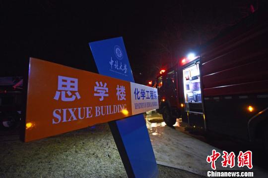 消防车在事发现场?！∥淇〗?摄