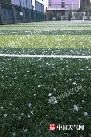 18日7时，广西南宁隆安县遭遇首场冰雹。（杨志 摄）