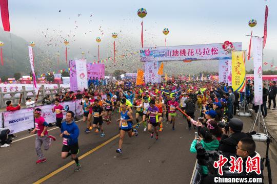 海峡两岸山地桃花马拉松开跑共叙两岸跑友情
