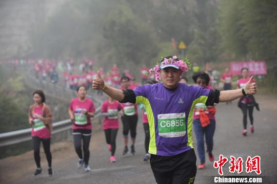 图为比赛现场?！」?摄