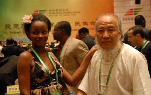 中国画家杨彦和他的“非洲新娘”