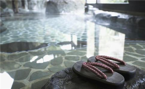 老人泡温泉养生 十大事项要注意 老人泡温泉要注意什么 泡温泉的注意事项有哪些 怎么泡温泉好